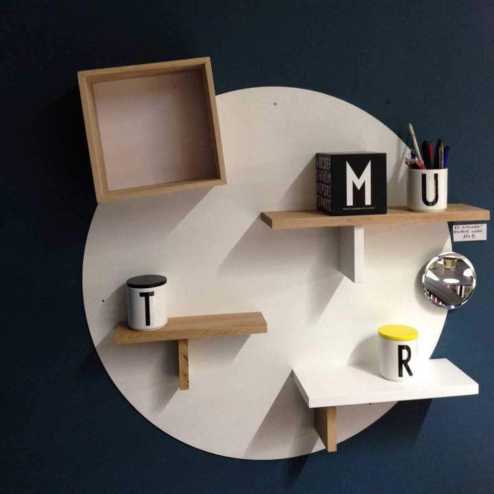 Des étagères design avec des fixations invisibles.